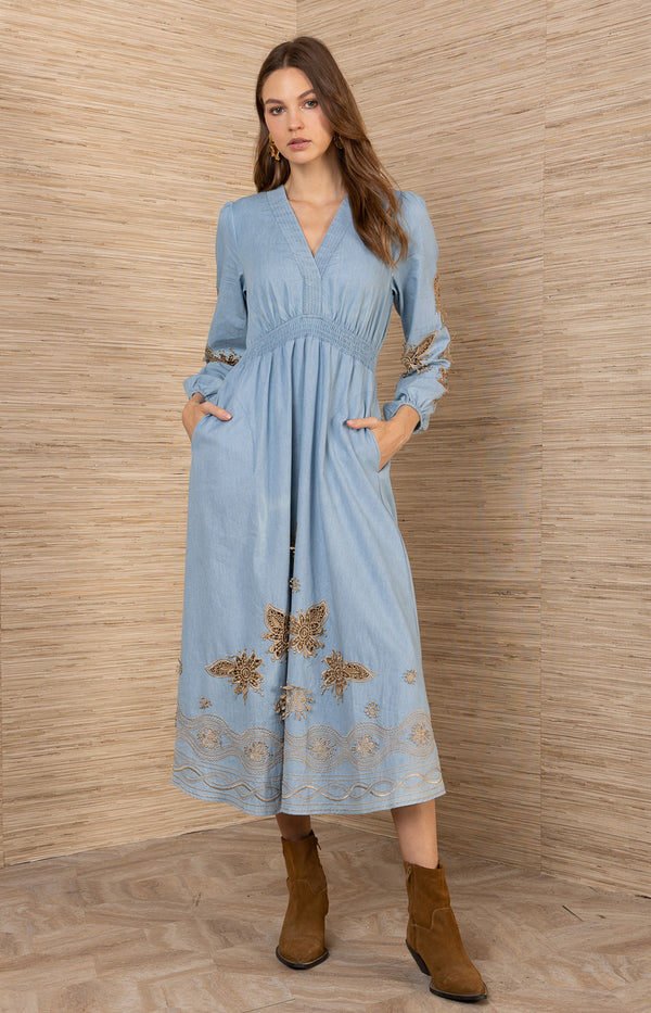 Paulina Embroidered Dress, color_lightblue

Woman wearing a light blue dress with floral embroidery against a wooden wall.