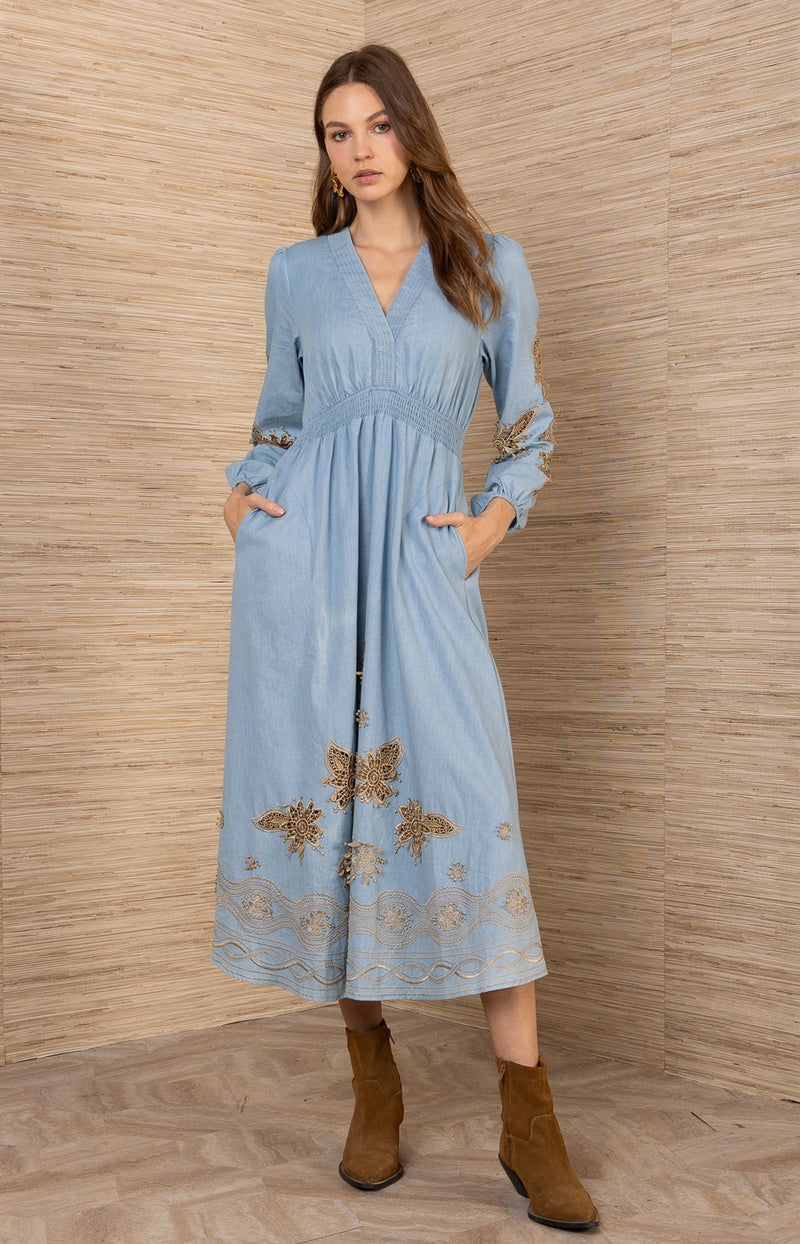Paulina Embroidered Dress, color_lightblue

Woman wearing a light blue dress with floral embroidery against a wooden wall.